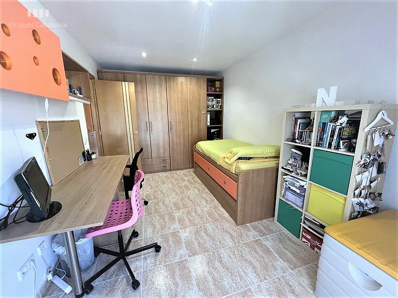 Casa de 320 m2 con patio, terraza, garaje y local comercial en Castell tocando PLATJA D' ARO .