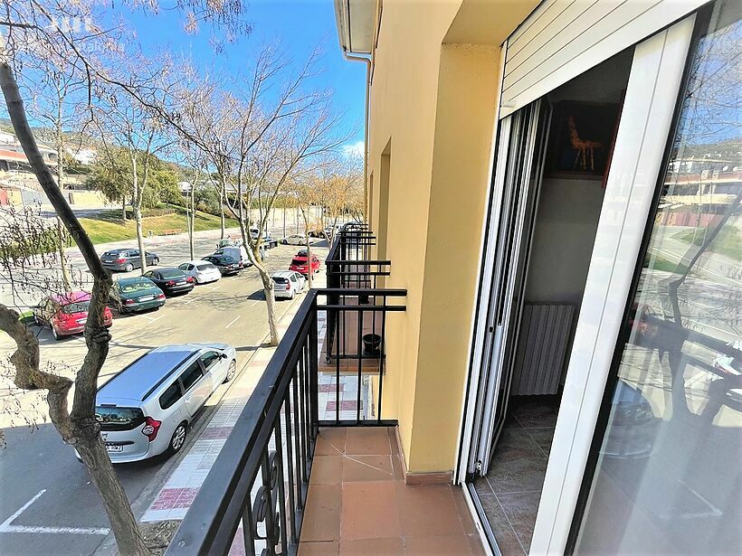 Casa de 320 m2 con patio, terraza, garaje y local comercial en Castell tocando PLATJA D' ARO .