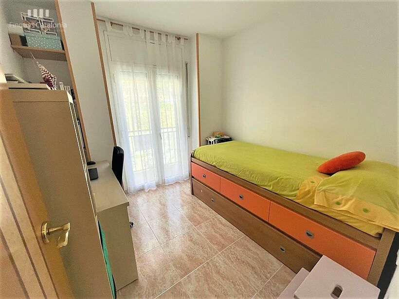 Casa de 320 m2 con patio, terraza, garaje y local comercial en Castell tocando PLATJA D' ARO .