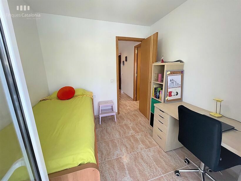 Casa de 320 m2 con patio, terraza, garaje y local comercial en Castell tocando PLATJA D' ARO .
