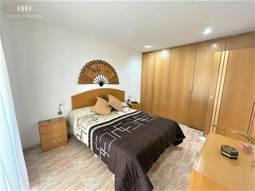 Casa de 320 m2 con patio, terraza, garaje y local comercial en Castell tocando PLATJA D' ARO .