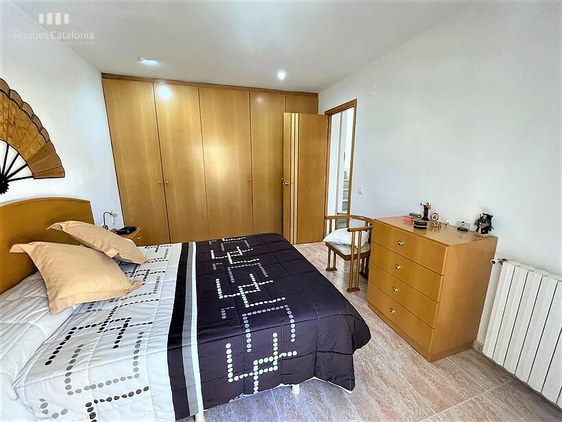 Casa de 320 m2 con patio, terraza, garaje y local comercial en Castell tocando PLATJA D' ARO .