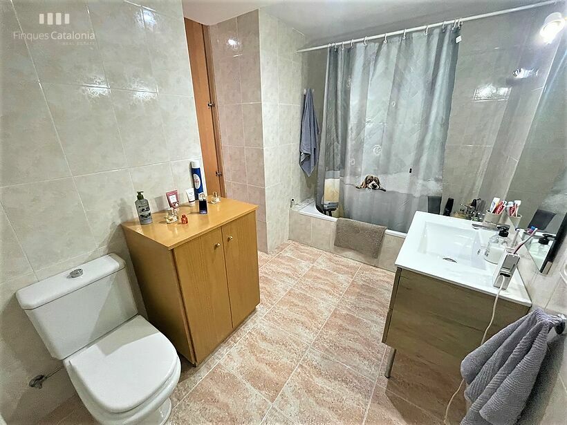 Casa de 320 m2 con patio, terraza, garaje y local comercial en Castell tocando PLATJA D' ARO .