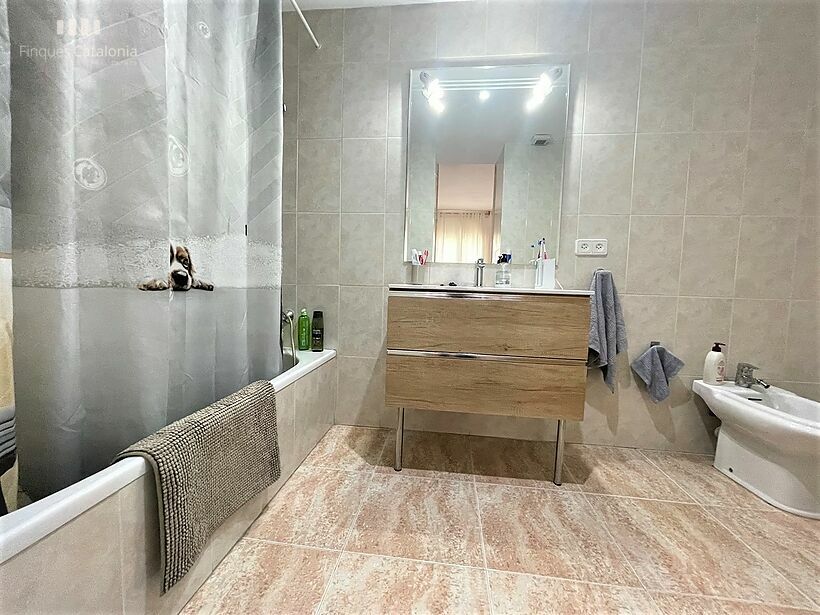Casa de 320 m2 con patio, terraza, garaje y local comercial en Castell tocando PLATJA D' ARO .