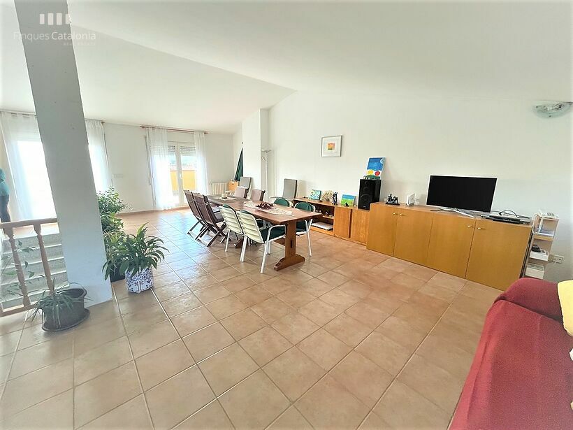 Casa de 320 m2 con patio, terraza, garaje y local comercial en Castell tocando PLATJA D' ARO .