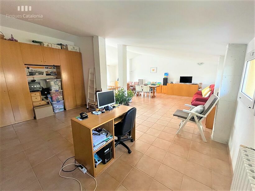 Casa de 320 m2 con patio, terraza, garaje y local comercial en Castell tocando PLATJA D' ARO .