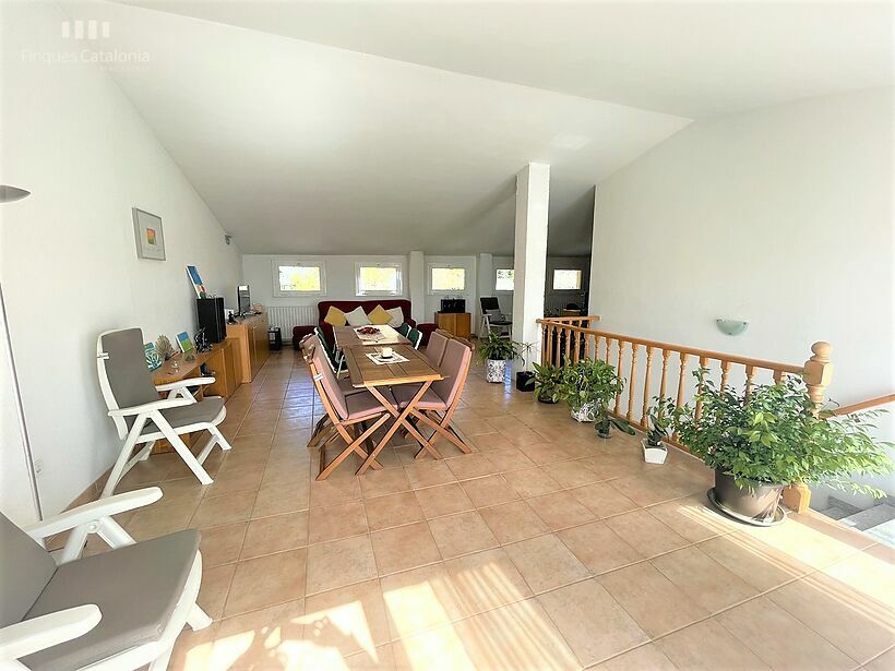 Casa de 320 m2 con patio, terraza, garaje y local comercial en Castell tocando PLATJA D' ARO .