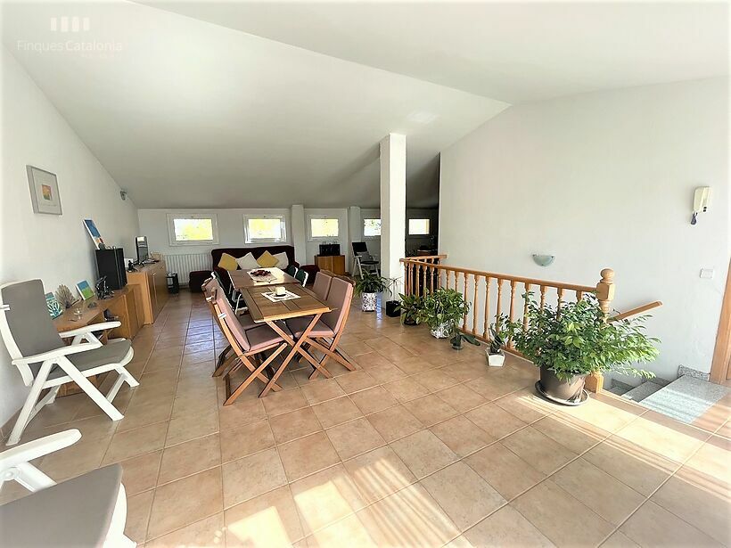 Casa de 320 m2 con patio, terraza, garaje y local comercial en Castell tocando PLATJA D' ARO .