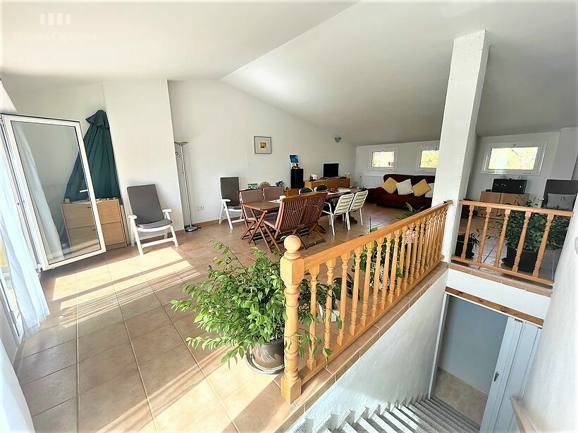 Casa de 320 m2 con patio, terraza, garaje y local comercial en Castell tocando PLATJA D' ARO .