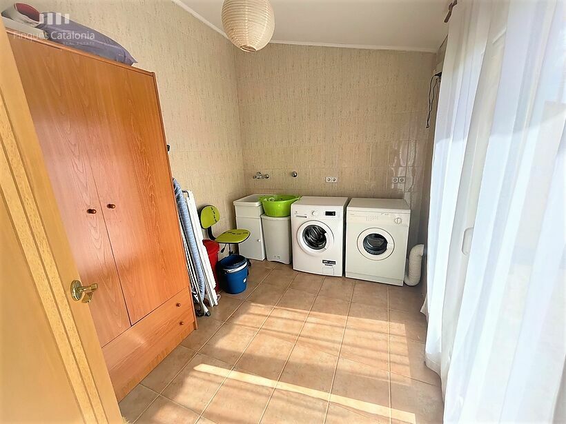 Casa de 320 m2 con patio, terraza, garaje y local comercial en Castell tocando PLATJA D' ARO .