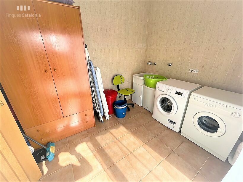 Casa de 320 m2 con patio, terraza, garaje y local comercial en Castell tocando PLATJA D' ARO .