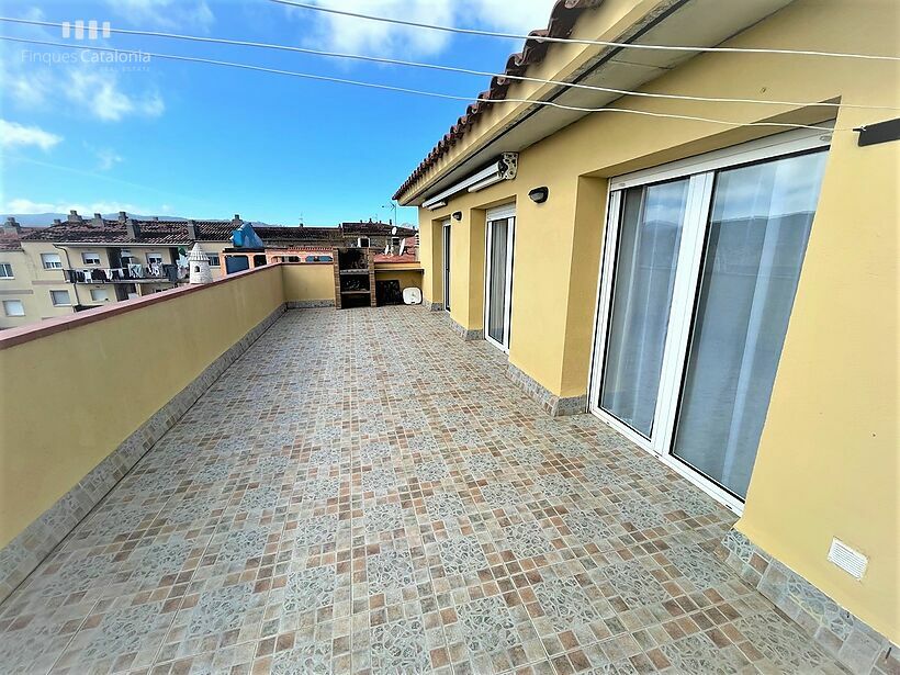 Casa de 320 m2 con patio, terraza, garaje y local comercial en Castell tocando PLATJA D' ARO .