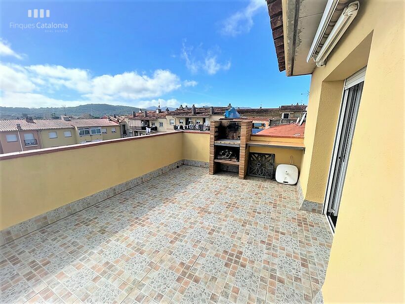 Casa de 320 m2 con patio, terraza, garaje y local comercial en Castell tocando PLATJA D' ARO .