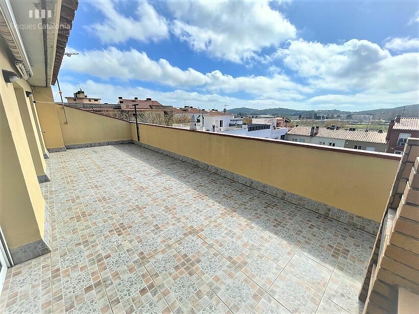 Casa de 320 m2 con patio, terraza, garaje y local comercial en Castell tocando PLATJA D' ARO .