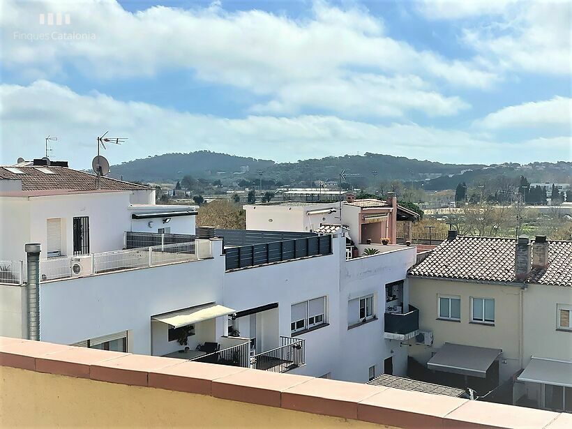 Casa de 320 m2 con patio, terraza, garaje y local comercial en Castell tocando PLATJA D' ARO .
