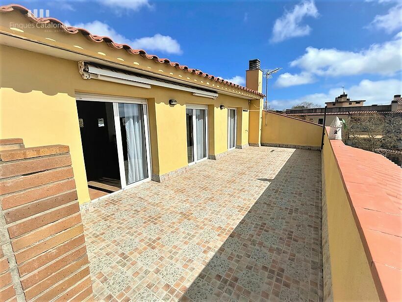 Casa de 320 m2 con patio, terraza, garaje y local comercial en Castell tocando PLATJA D