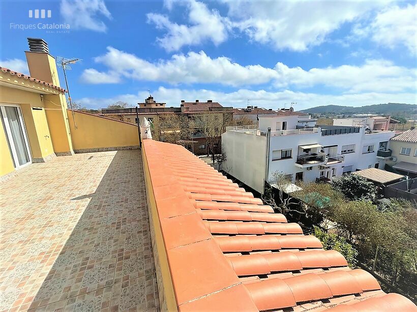 Casa de 320 m2 con patio, terraza, garaje y local comercial en Castell tocando PLATJA D' ARO .