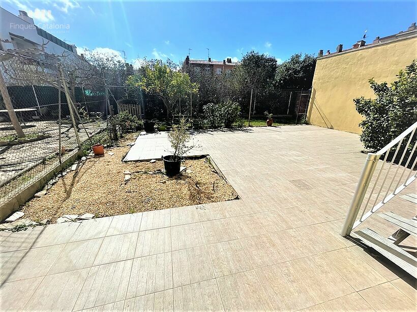 Casa de 320 m2 con patio, terraza, garaje y local comercial en Castell tocando PLATJA D' ARO .
