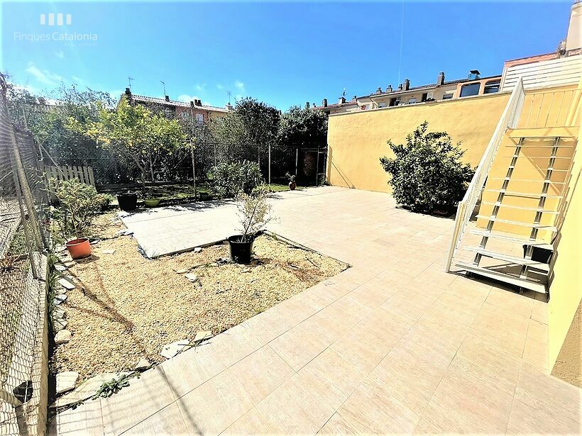 Casa de 320 m2 con patio, terraza, garaje y local comercial en Castell tocando PLATJA D' ARO .