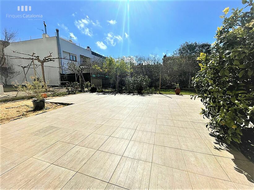 Casa de 320 m2 con patio, terraza, garaje y local comercial en Castell tocando PLATJA D' ARO .