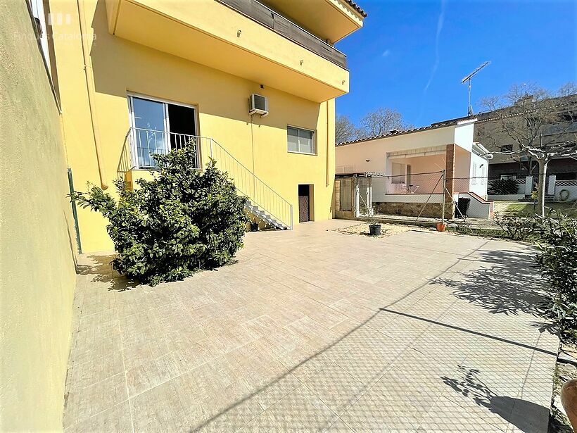 House of 320 m2 with patio, terrace, garage and commercial premises in Castell near PLATJA D'ARO.
