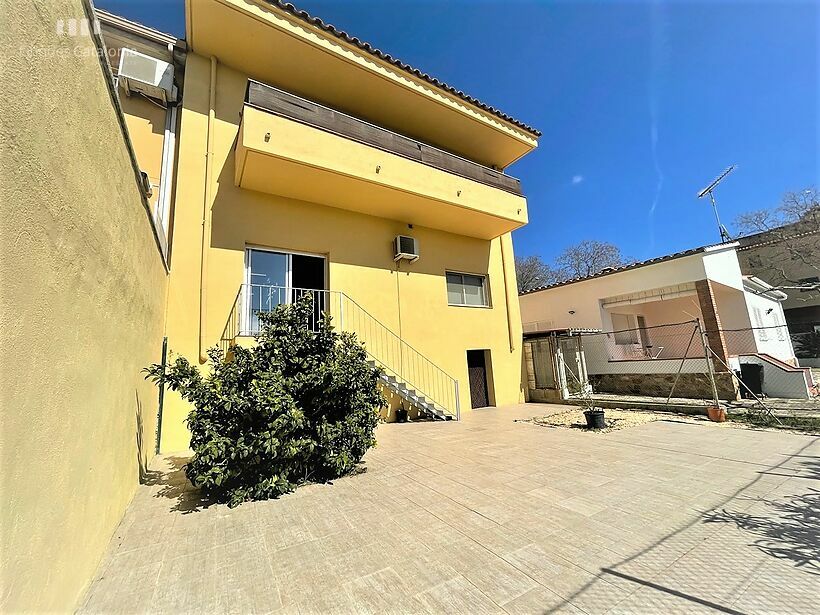 Casa de 320 m2 con patio, terraza, garaje y local comercial en Castell tocando PLATJA D' ARO .