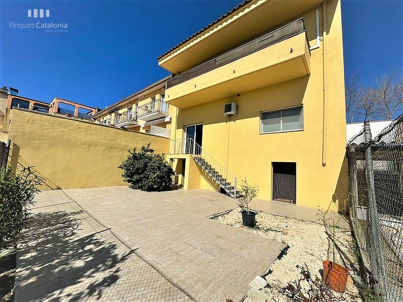 House of 320 m2 with patio, terrace, garage and commercial premises in Castell near PLATJA D