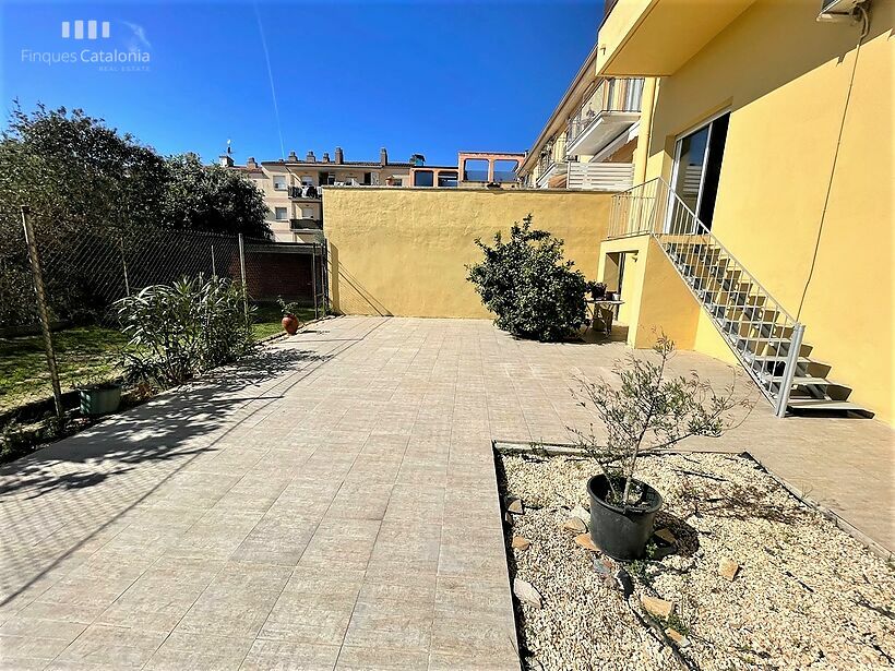 Casa de 320 m2 con patio, terraza, garaje y local comercial en Castell tocando PLATJA D' ARO .