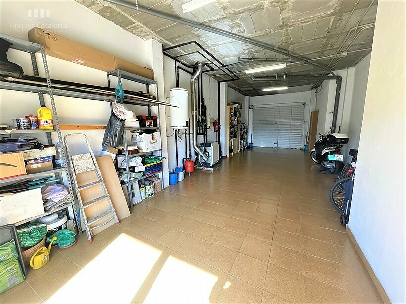 Casa de 320 m2 con patio, terraza, garaje y local comercial en Castell tocando PLATJA D' ARO .