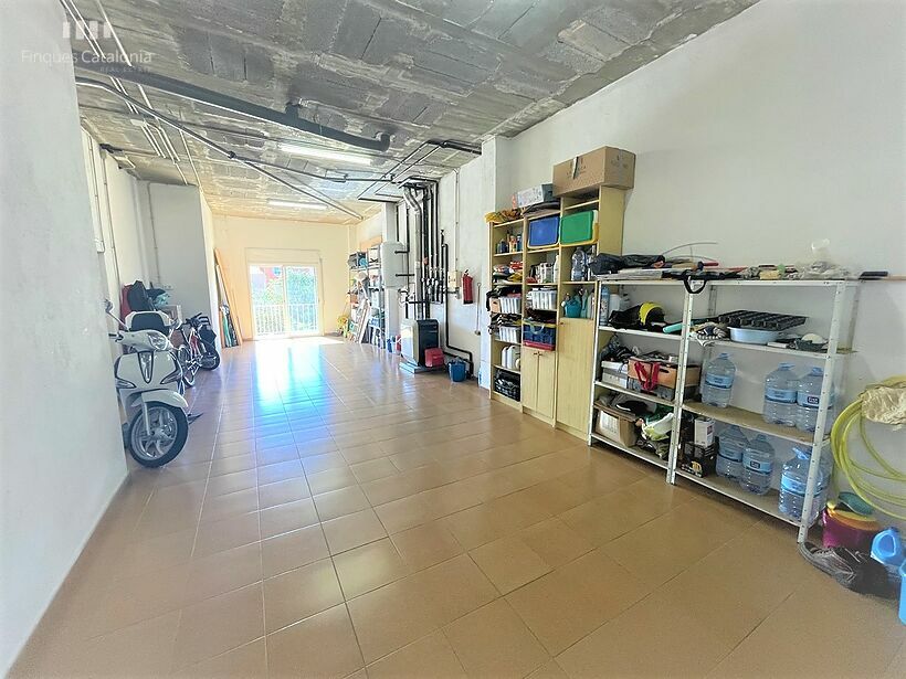 Casa de 320 m2 con patio, terraza, garaje y local comercial en Castell tocando PLATJA D' ARO .
