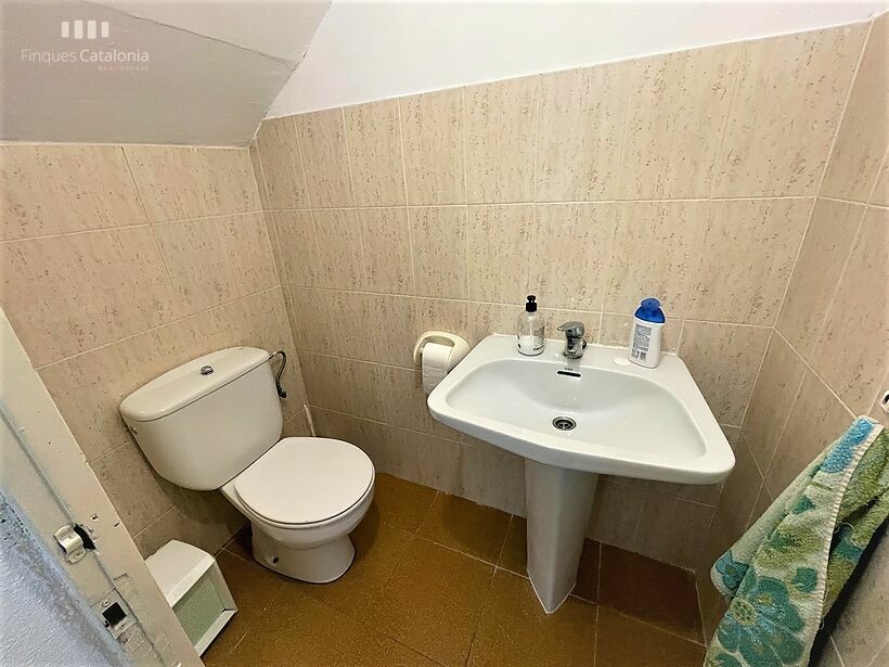 Casa de 320 m2 con patio, terraza, garaje y local comercial en Castell tocando PLATJA D' ARO .