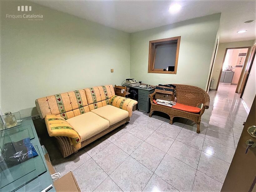 Casa de 320 m2 con patio, terraza, garaje y local comercial en Castell tocando PLATJA D' ARO .