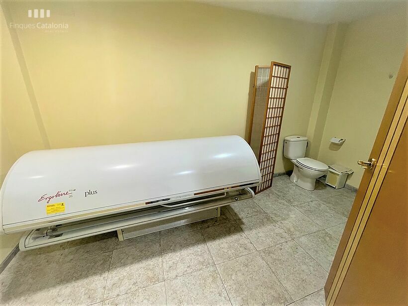 Casa de 320 m2 con patio, terraza, garaje y local comercial en Castell tocando PLATJA D' ARO .