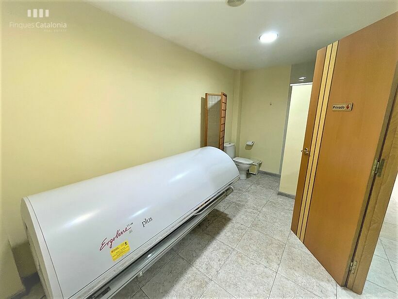 Casa de 320 m2 con patio, terraza, garaje y local comercial en Castell tocando PLATJA D' ARO .