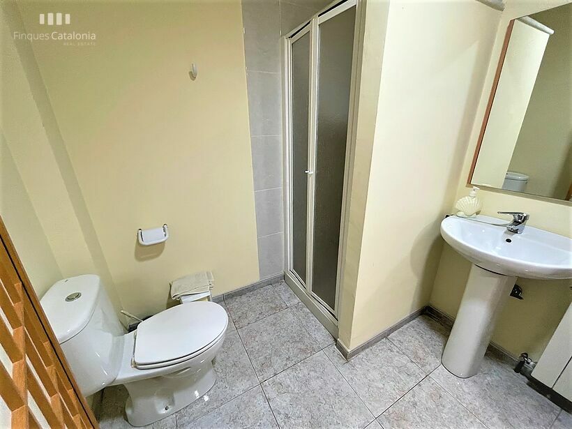 Casa de 320 m2 con patio, terraza, garaje y local comercial en Castell tocando PLATJA D' ARO .