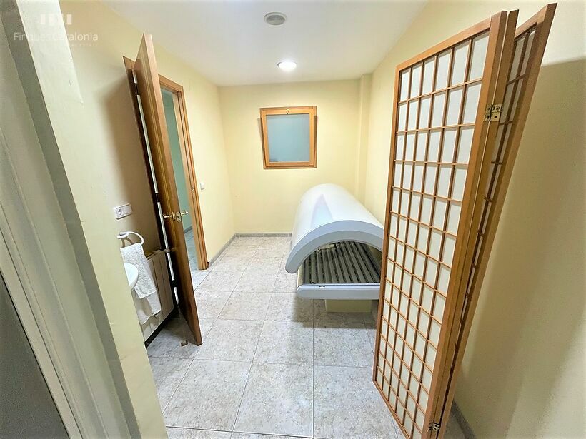 Casa de 320 m2 con patio, terraza, garaje y local comercial en Castell tocando PLATJA D' ARO .