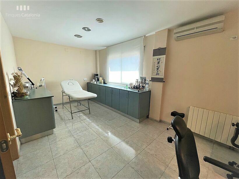 Casa de 320 m2 con patio, terraza, garaje y local comercial en Castell tocando PLATJA D' ARO .