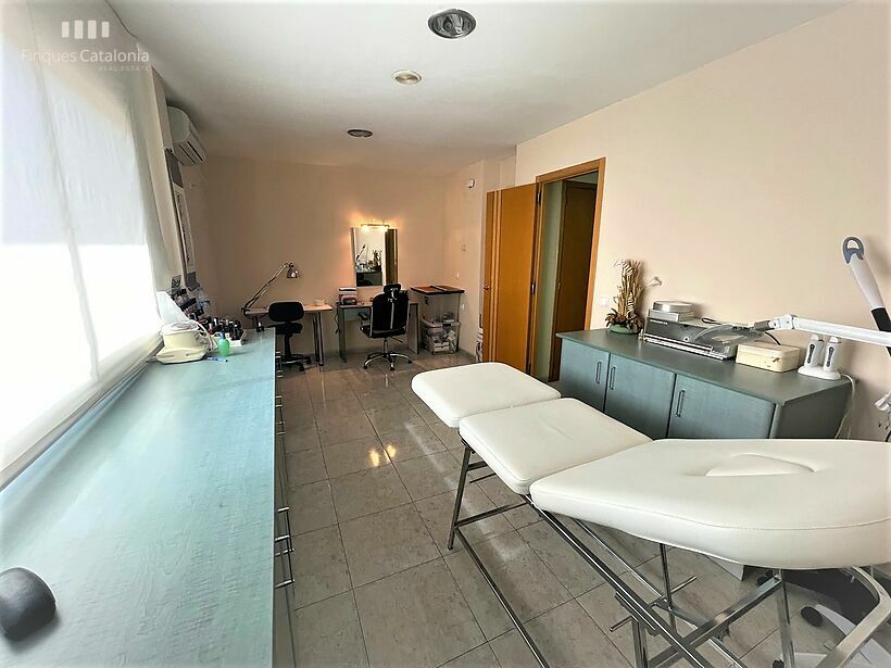 Casa de 320 m2 con patio, terraza, garaje y local comercial en Castell tocando PLATJA D' ARO .