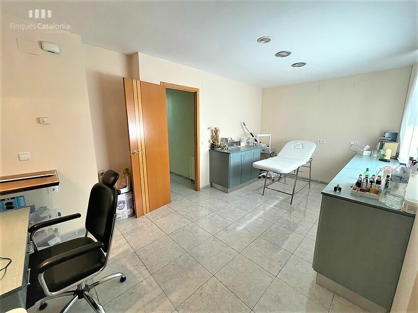 Casa de 320 m2 con patio, terraza, garaje y local comercial en Castell tocando PLATJA D' ARO .