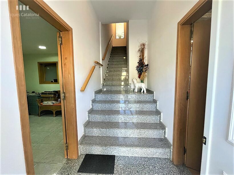 Casa de 320 m2 con patio, terraza, garaje y local comercial en Castell tocando PLATJA D' ARO .