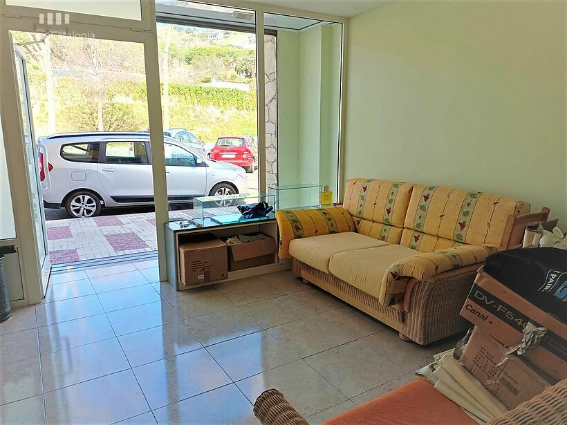 Casa de 320 m2 con patio, terraza, garaje y local comercial en Castell tocando PLATJA D' ARO .