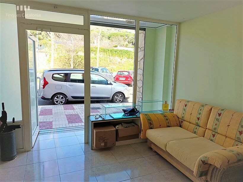 Casa de 320 m2 con patio, terraza, garaje y local comercial en Castell tocando PLATJA D' ARO .