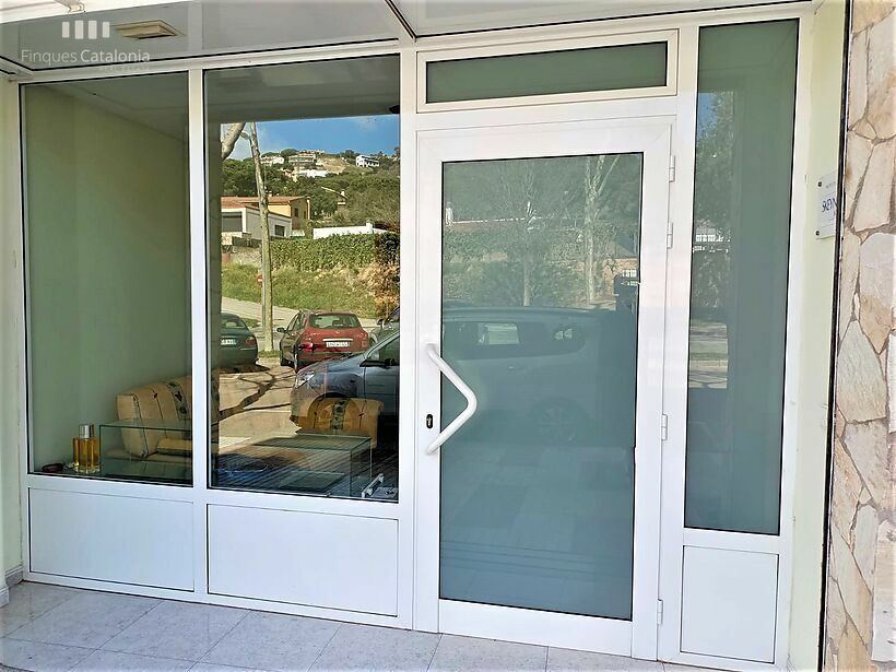 Casa de 320 m2 con patio, terraza, garaje y local comercial en Castell tocando PLATJA D' ARO .