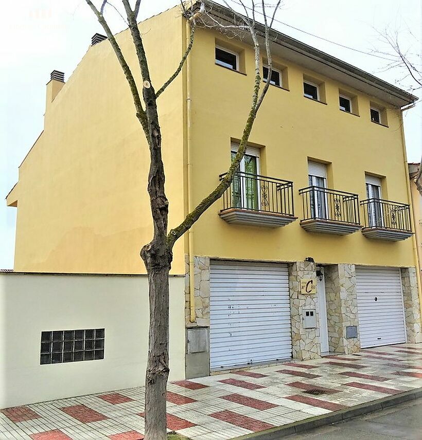 Casa de 320 m2 con patio, terraza, garaje y local comercial en Castell tocando PLATJA D' ARO .
