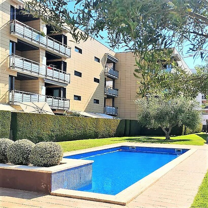 Fantástica planta baixa amb terrassa, piscina comunitària i parking