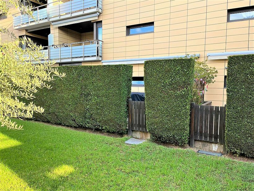 Fantástica planta baja con terraza, piscina comunitaria y parking