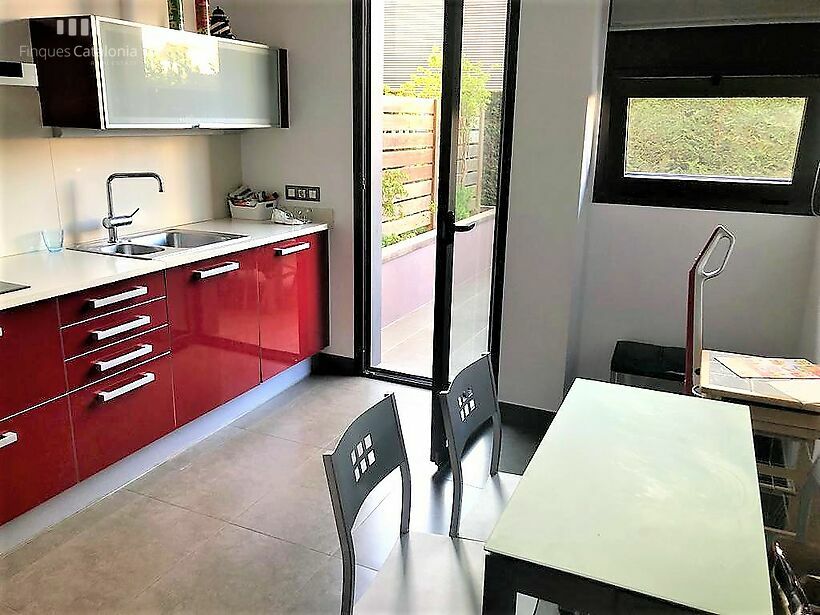 Fantastic ground floor with terrace, community pool and parking
