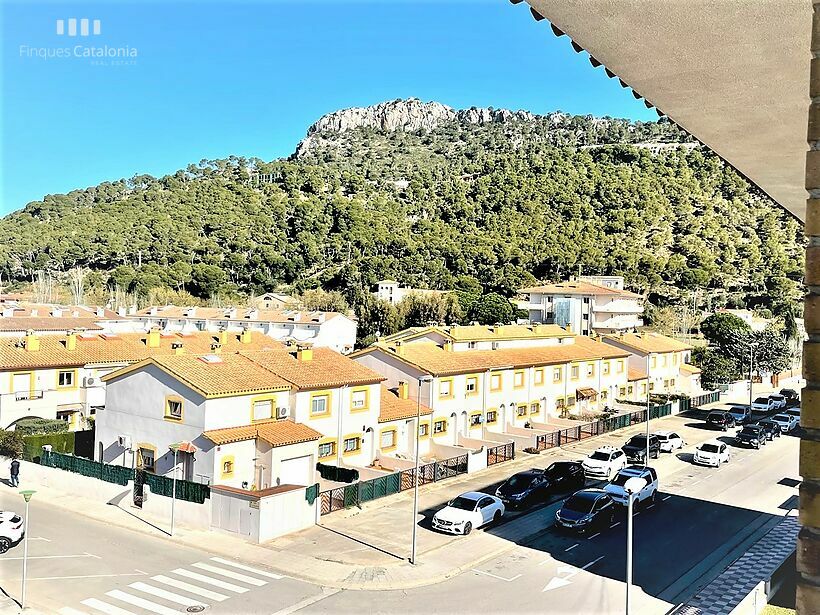 Estudi a Estartit amb piscina comunitària, jardí i boniques vistes mar i muntanya.