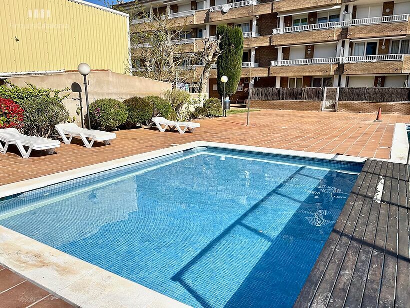 Estudi a Estartit amb piscina comunitària, jardí i boniques vistes mar i muntanya.