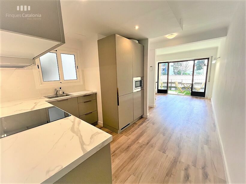 Piso reformado con 3 habitaciones y terraza grande en 2ª línea de Sant Antoni de Calonge